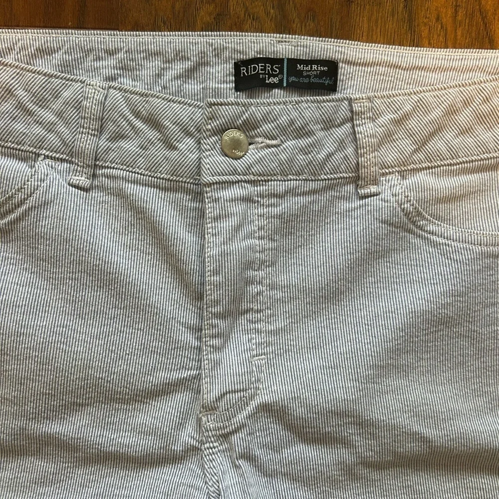 Women’s Mid-Rise Shorts with Pockets Size 10 Perfect For Summer